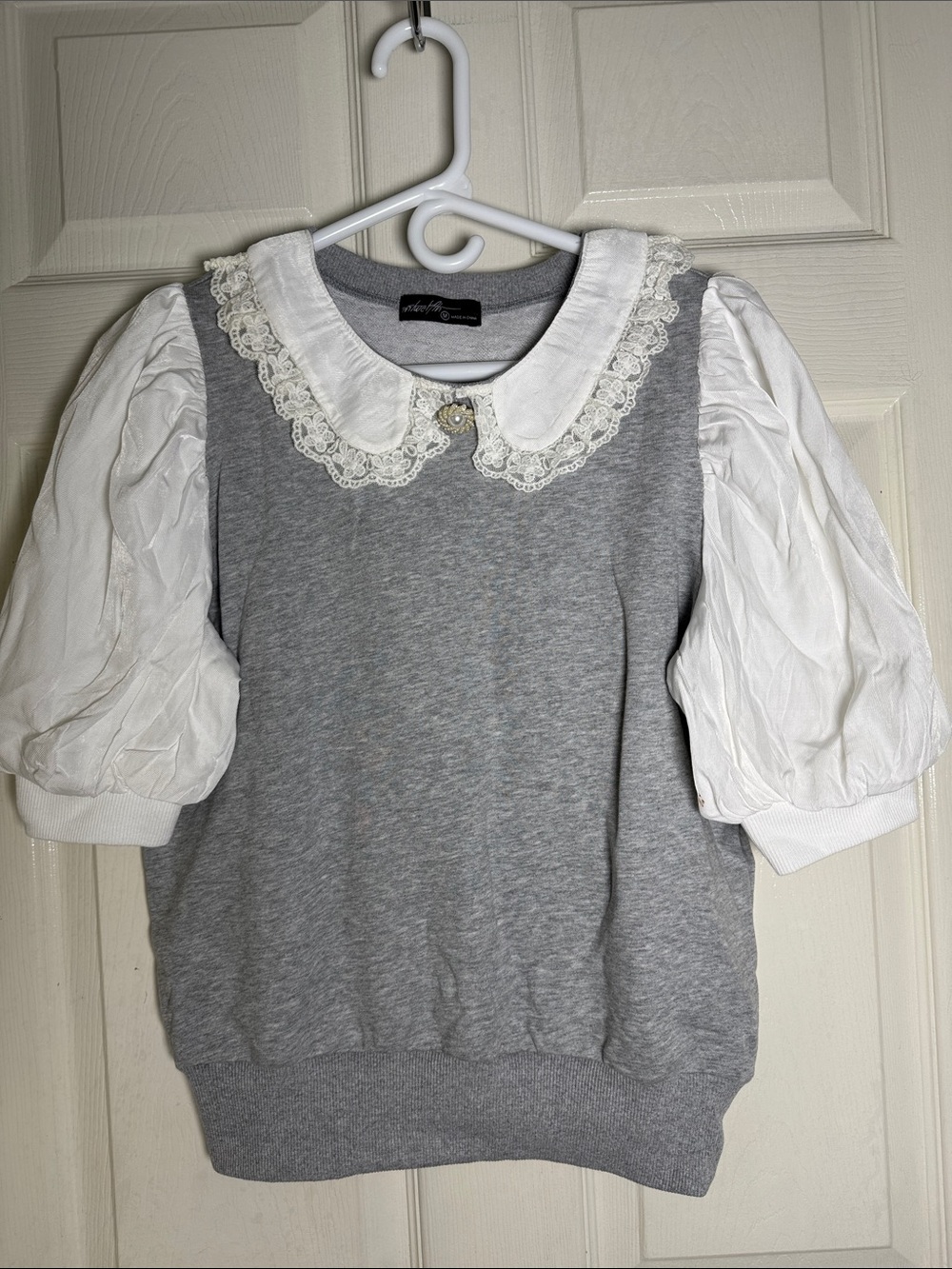 On Twelfth Grey Knit Puff Sleeve Top with White Lace Peter Pan Collar Sz Medium